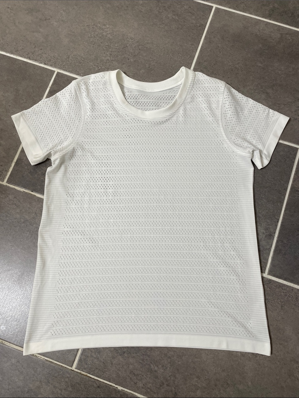 Lululemon Swiftly Breathe Short Sleeve size 8